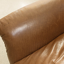 natural wrinkles in a top-grain, full aniline-dyed leather instead of Natural wrinkles in top-grain, full-aniline-dyed leather.