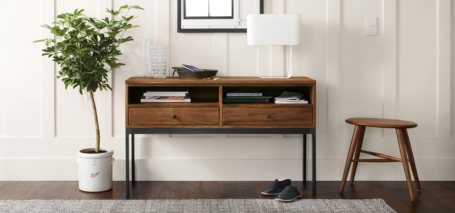 Linear console table in a top-rated entryway