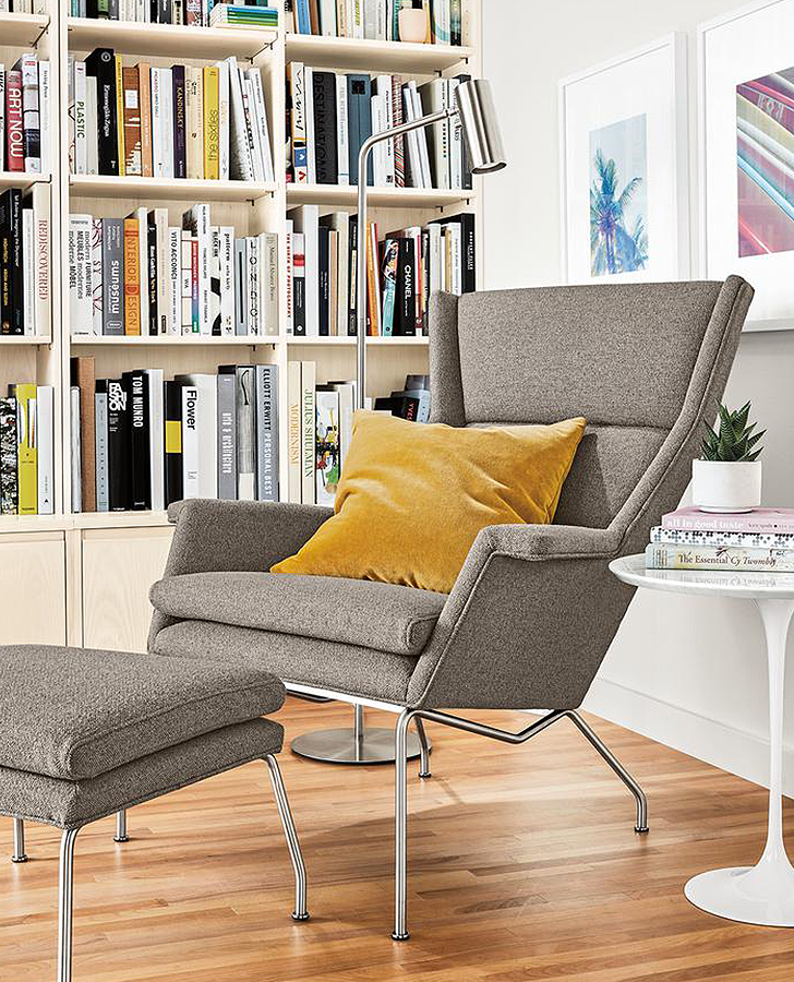 Velvet pillow in saffron