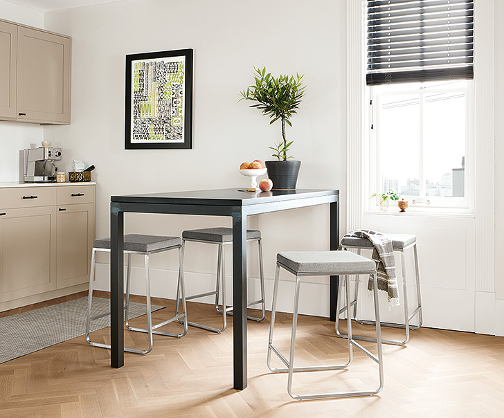 Counter and stool option in small kitchen